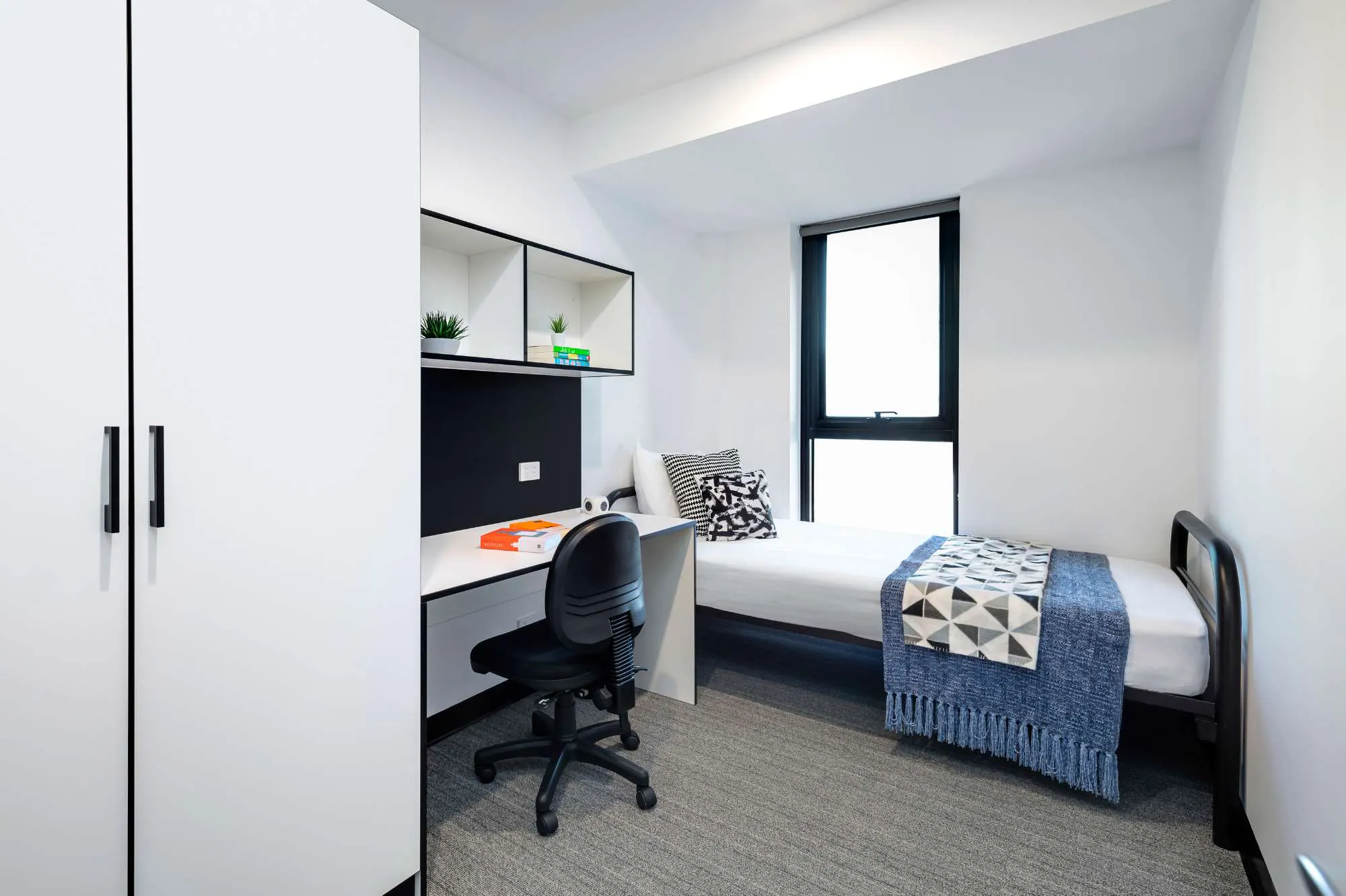 6 Bedroom Apartment ROOM 2