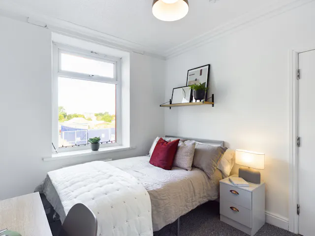 6 Bedroom House room image 1