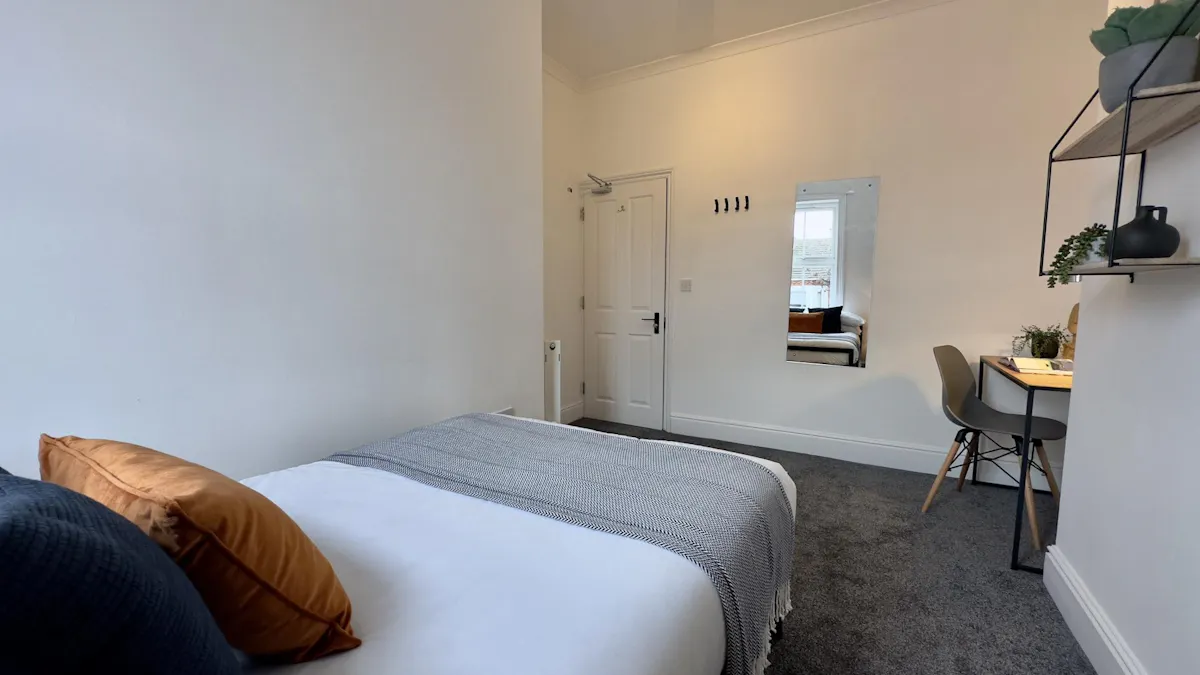 6 Bed Apartment ROOM