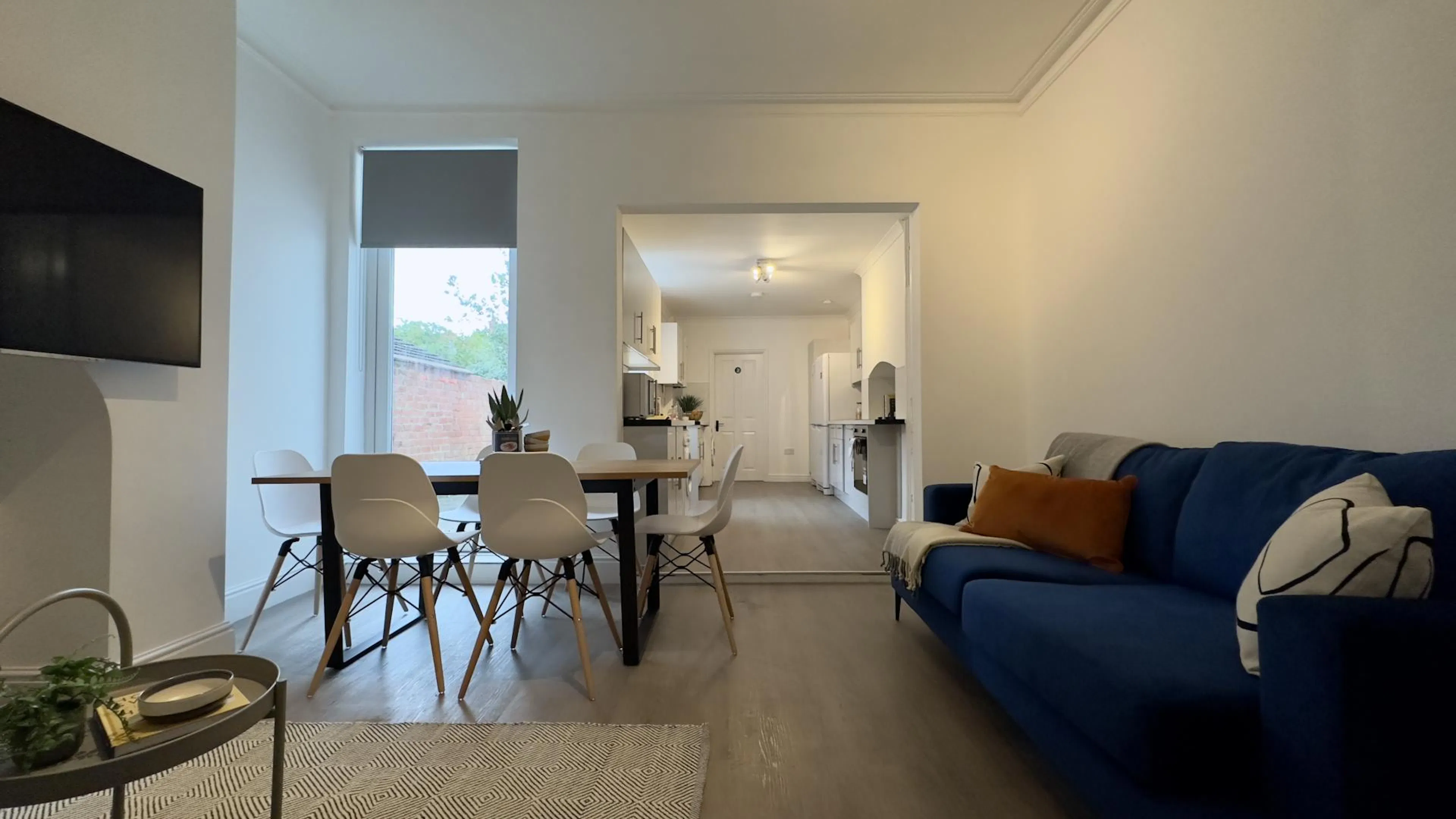 6 Bed Apartment ROOM 2