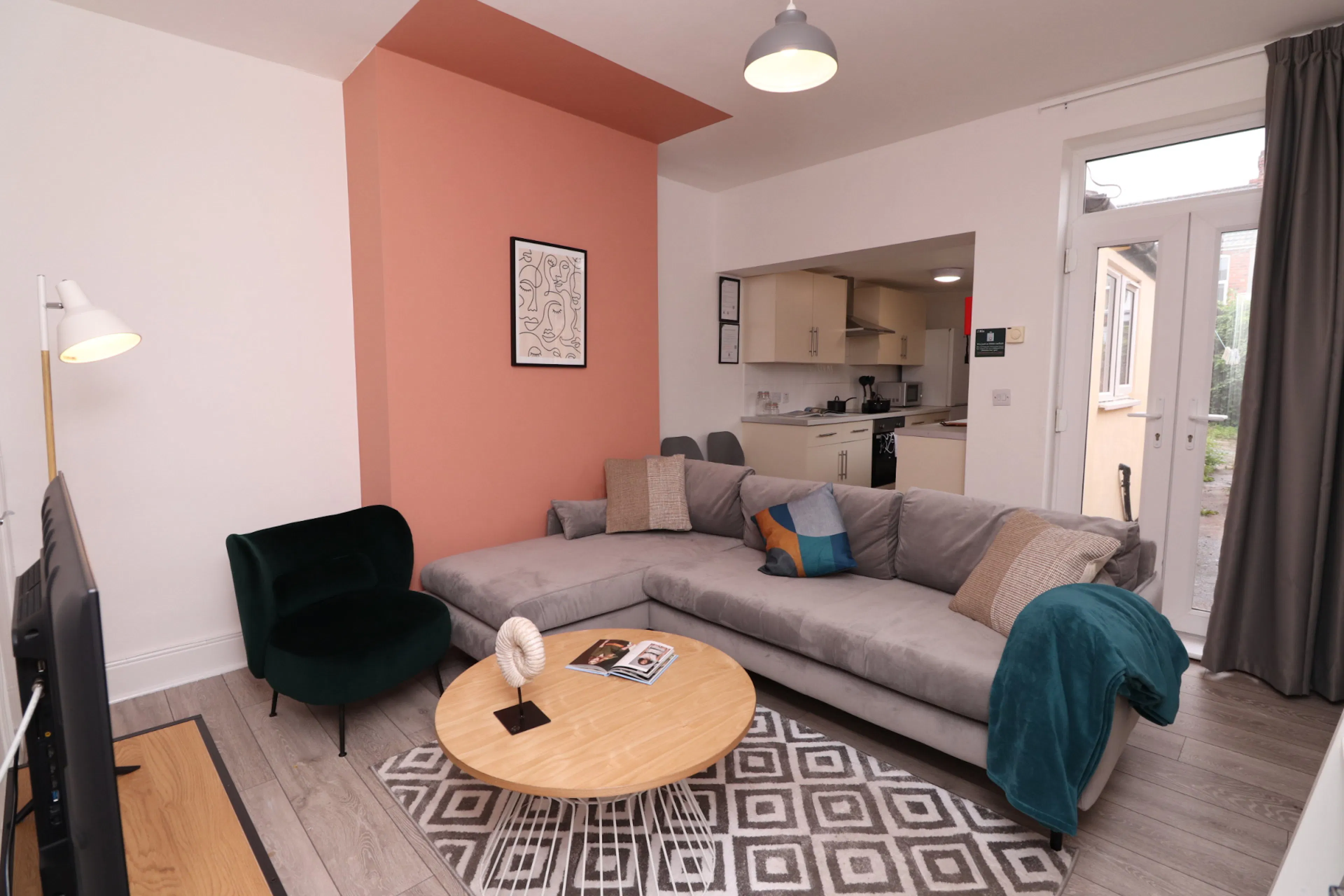6 Bed Apartment ROOM 4