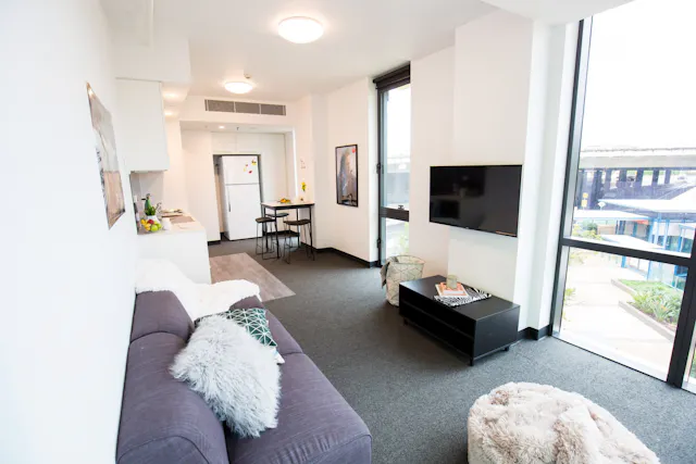 6 Bedroom Low room image 1