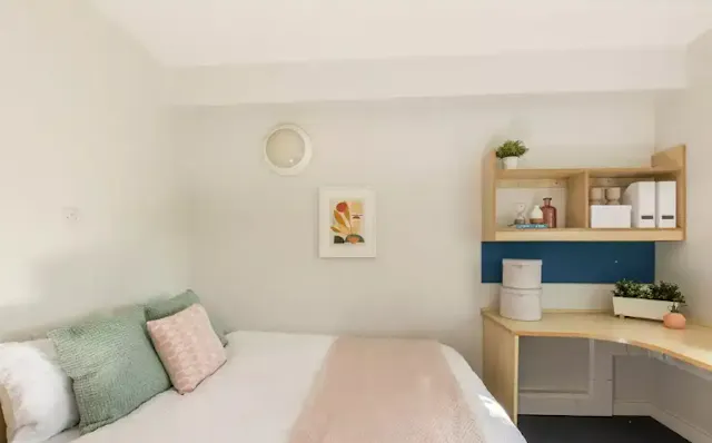 6 Bed Deluxe En-Suite room image 4
