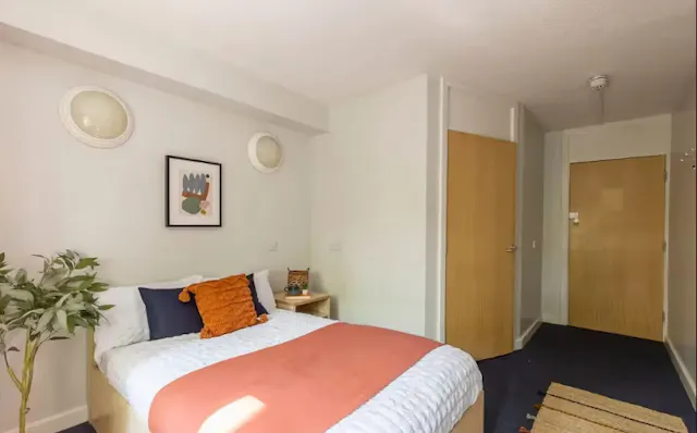 6 Bed Premium En-Suite room image 2