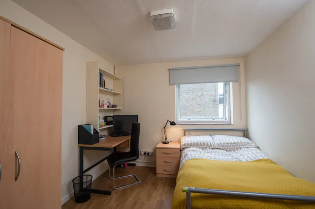 Standard 5 Bed Apartment Share room image 1