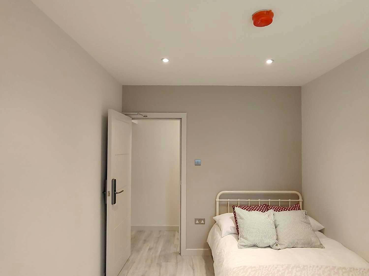 yoho-queen-mary-2-london-london-Room 2 Shared Bathroom