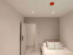 yoho-queen-mary-2-london-london-Room 2 Shared Bathroom