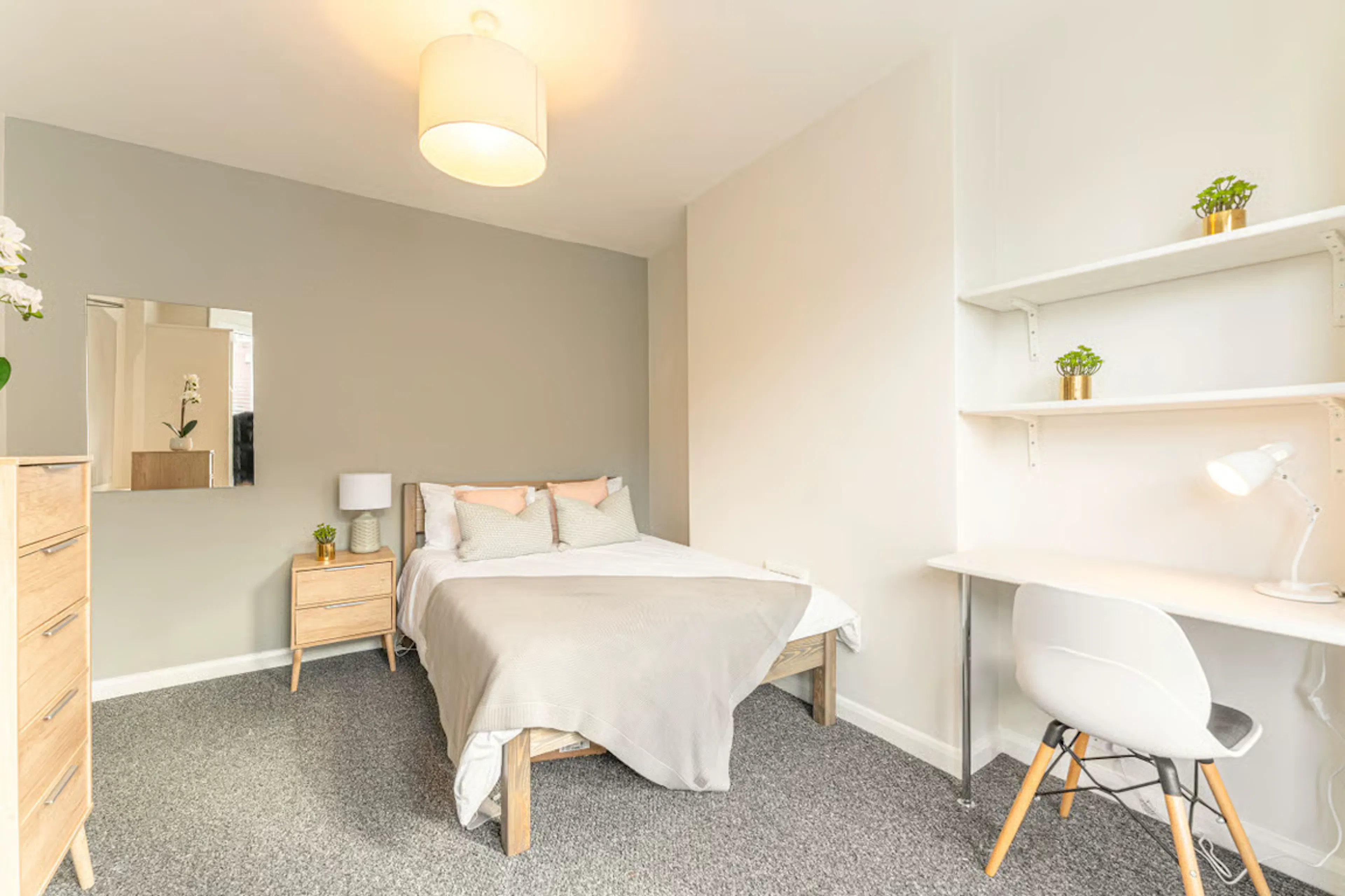 6 Bedroom Apartment ROOM 2