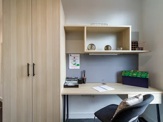 Classic 4 Bed Ensuite room image 2