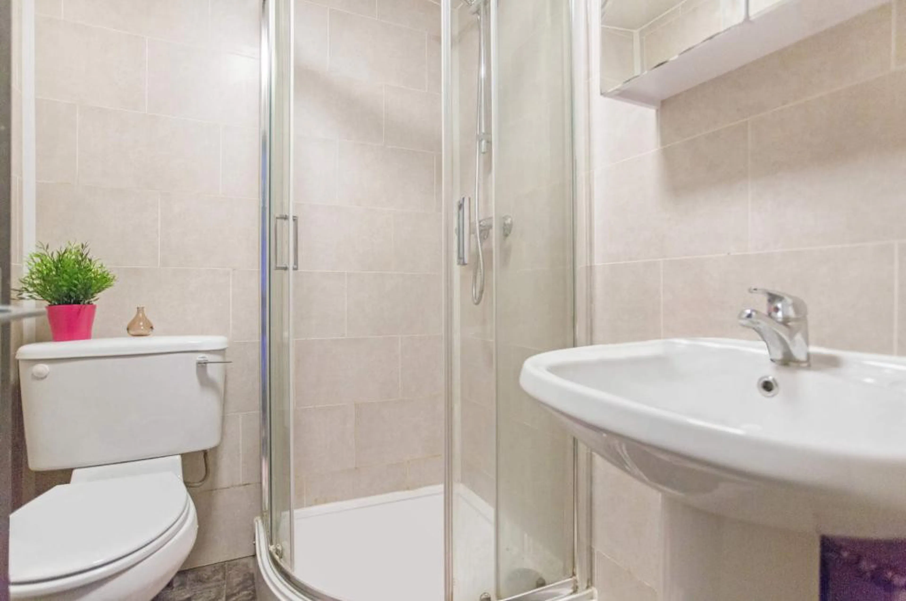 BATHROOM BATHROOM 4