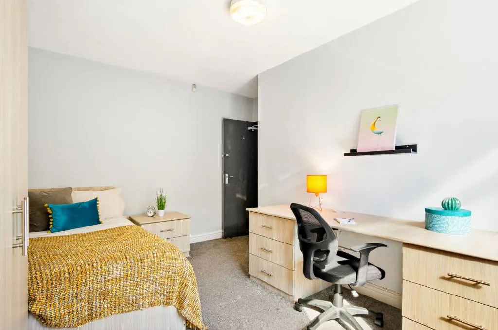 ROOM ROOM