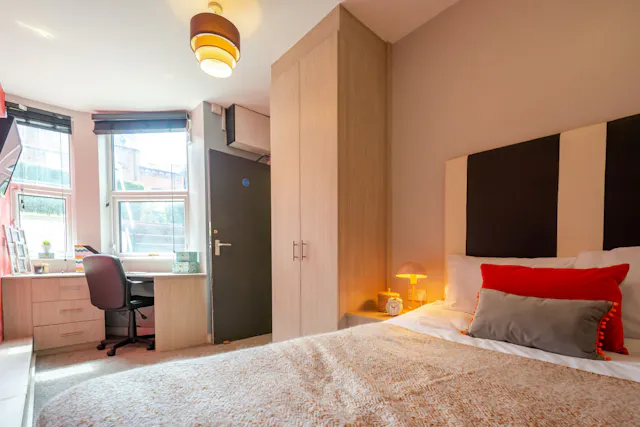 Five Bed Apartment room image 5