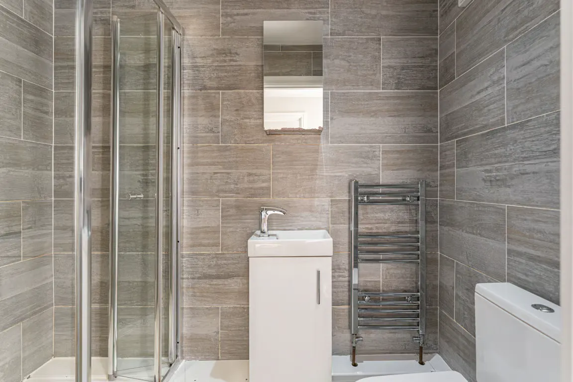 6 Bedroom Apartment BATHROOM 4