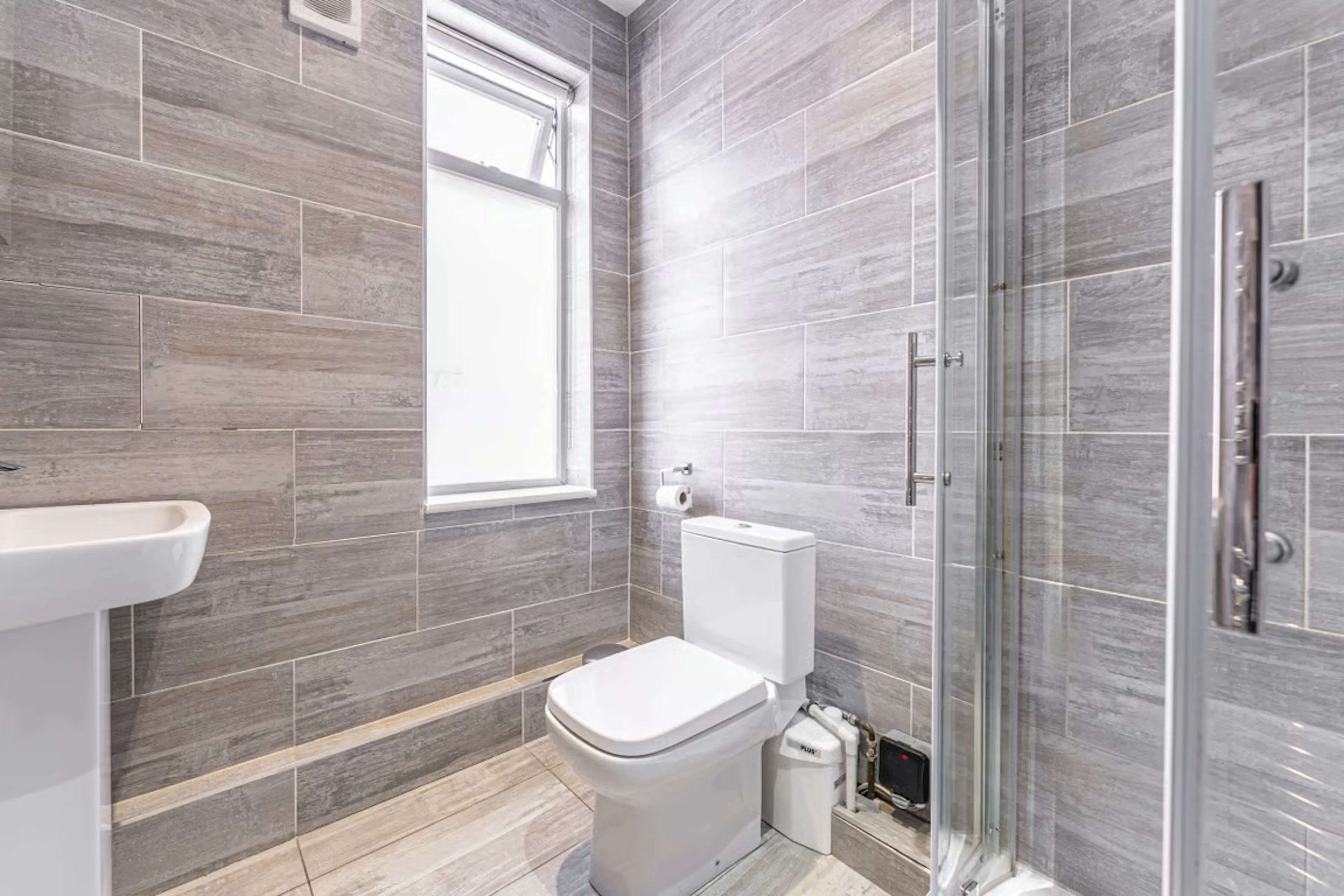 6 Bedroom Apartment BATHROOM 3