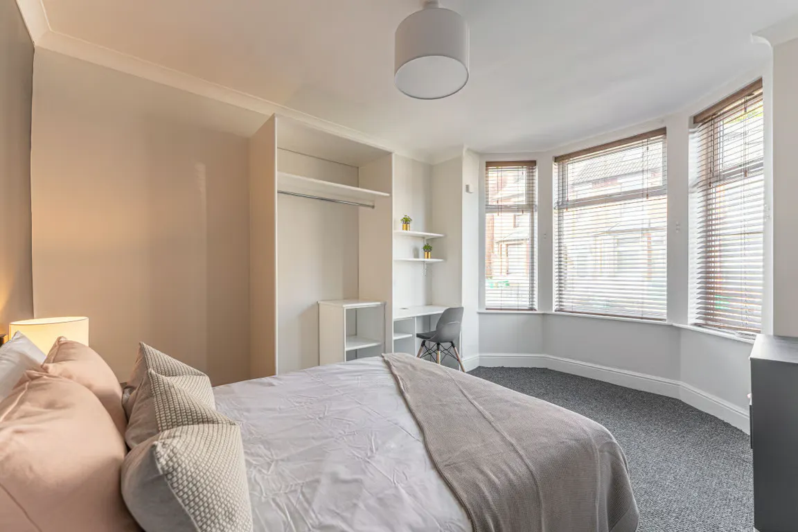 6 Bedroom Apartment ROOM 1