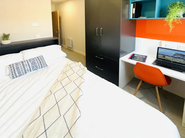 7 Bed Ensuite room image 2