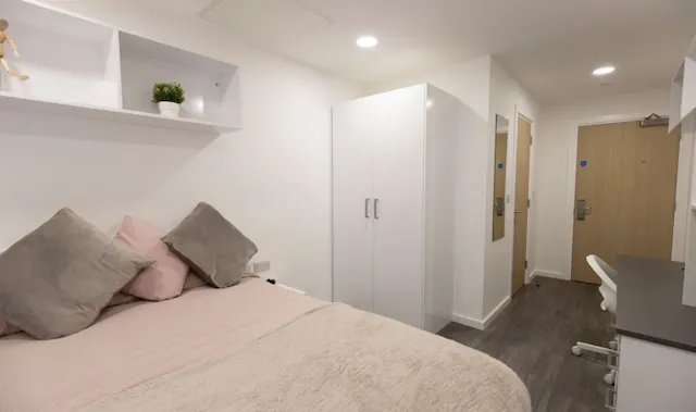 7 Bed Classic En-suite room image 1