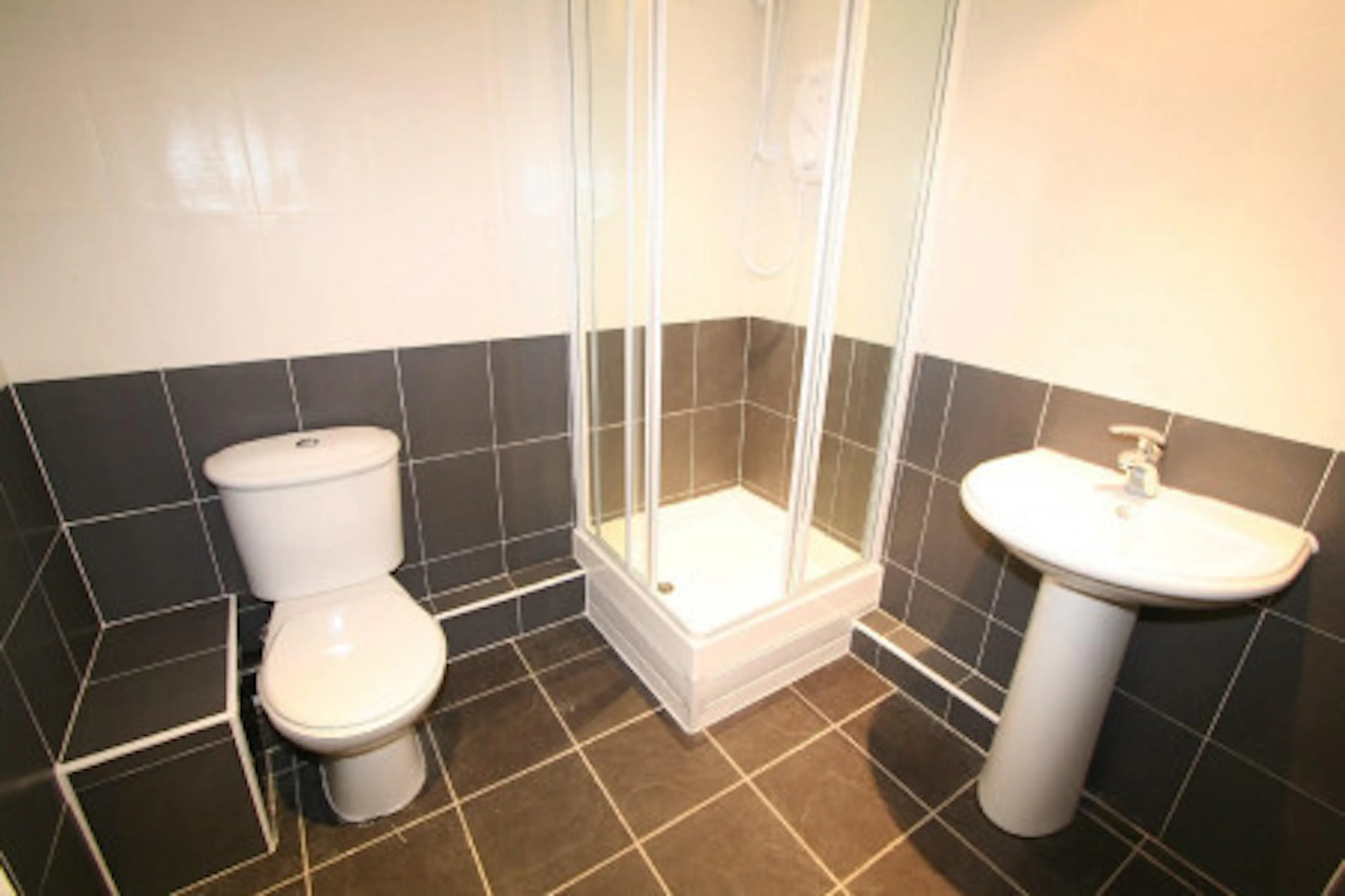 One Bedroom Flat BATHROOM 4