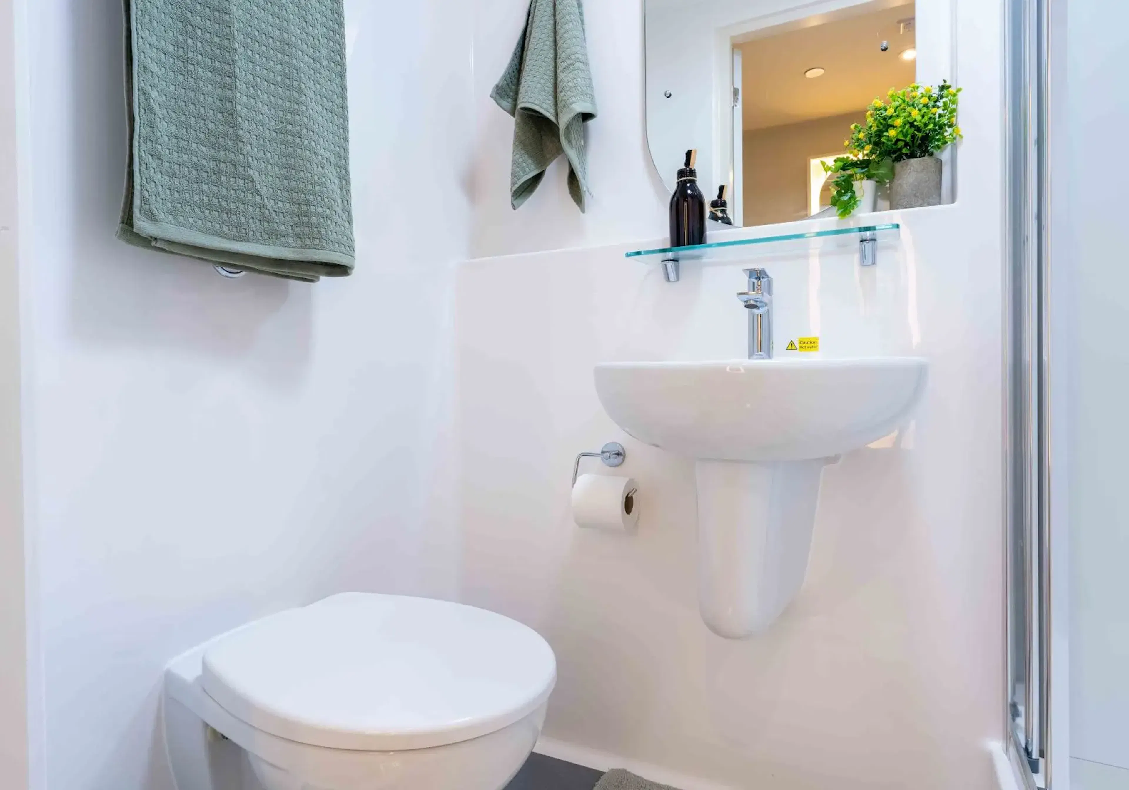 Bronze En Suite BATHROOM 4
