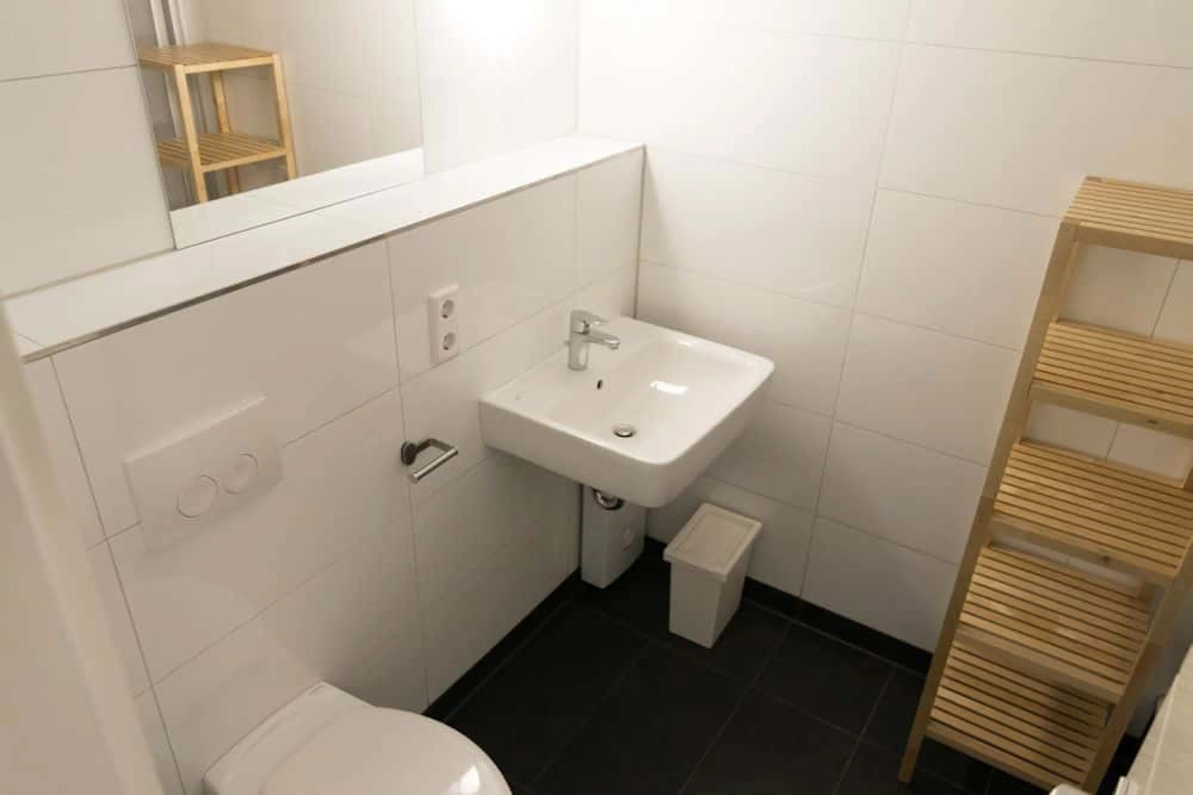Five Bed Apartment BATHROOM 3