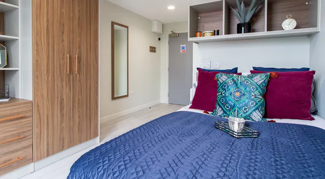 3 Bed Cluster En-suite room image 1