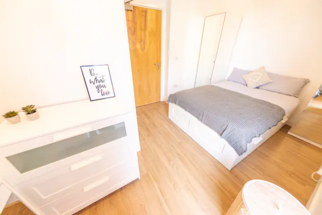 Deluxe Ensuite room image 1