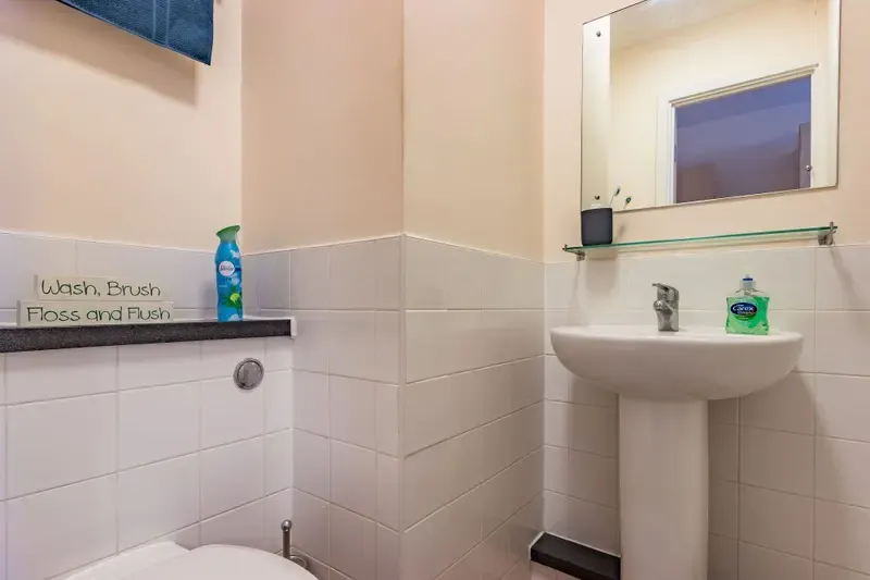Classic 6 Bed Ensuite BATHROOM 2