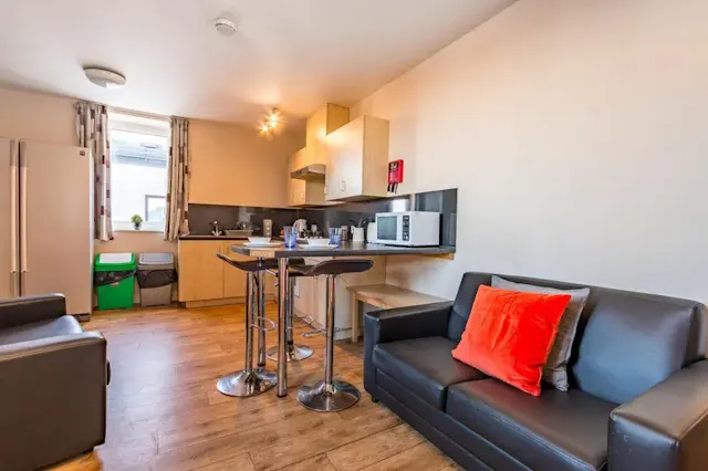 Classic 3 Bed Ensuite room image 2