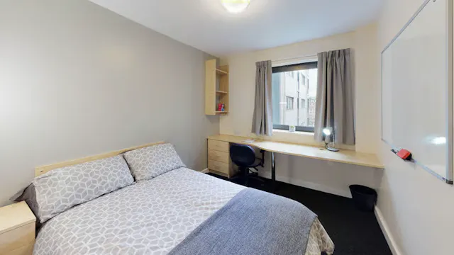 Premium 5 Bed Ensuite room image 1