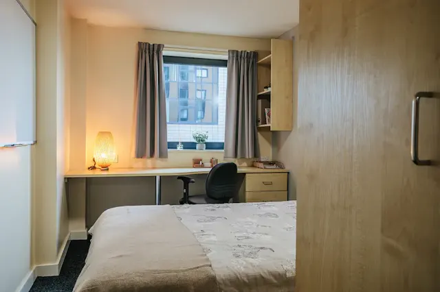 Premium 5 Bed Ensuite room image 2