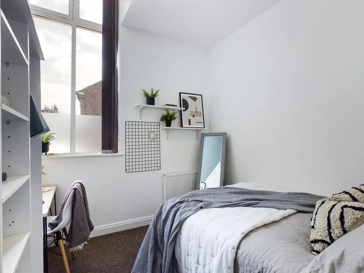6 Bed Apartment ROOM