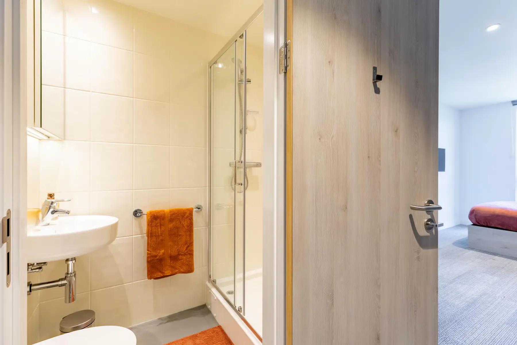 Ensuite Room BATHROOM 4