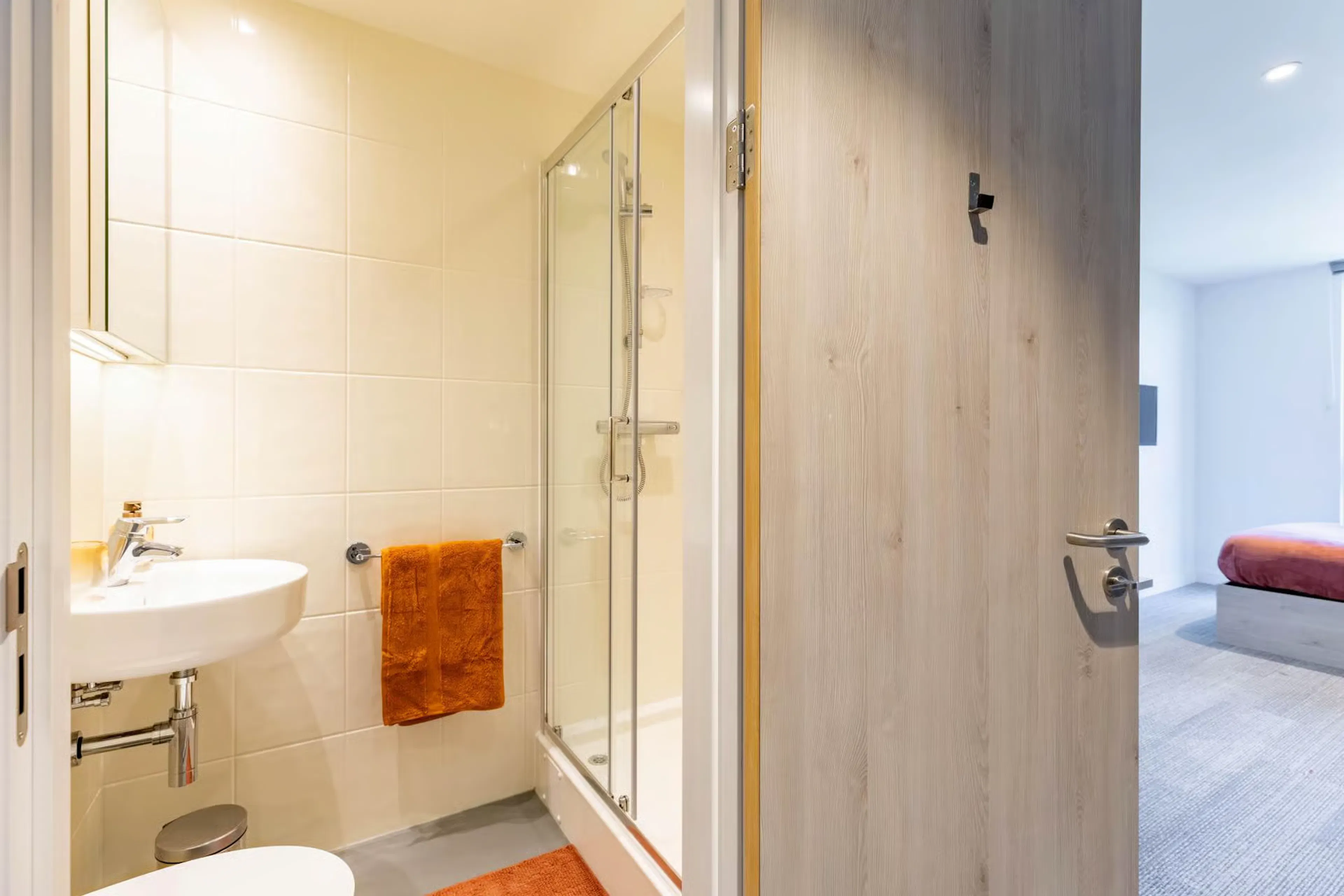 Ensuite Room BATHROOM 4