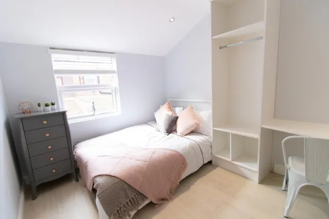 6 Bedroom House - 85 room image 1