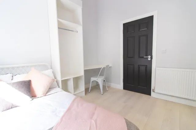 6 Bedroom House - 85 room image 2