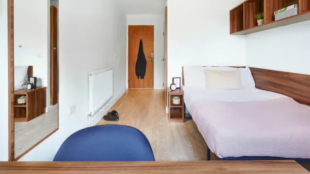 Deluxe Plus Ensuite room image 1