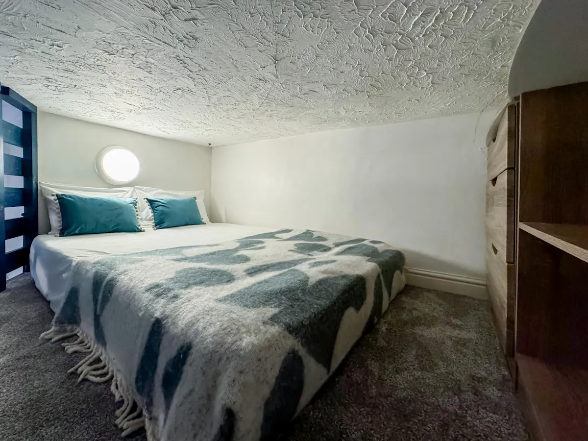 ROOM ROOM