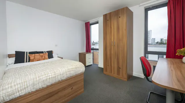 Premium Ensuite room image 1