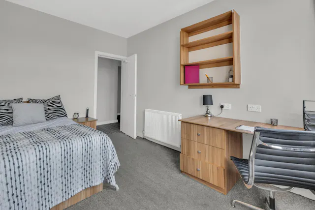 Three Bedroom Apartment room image 4