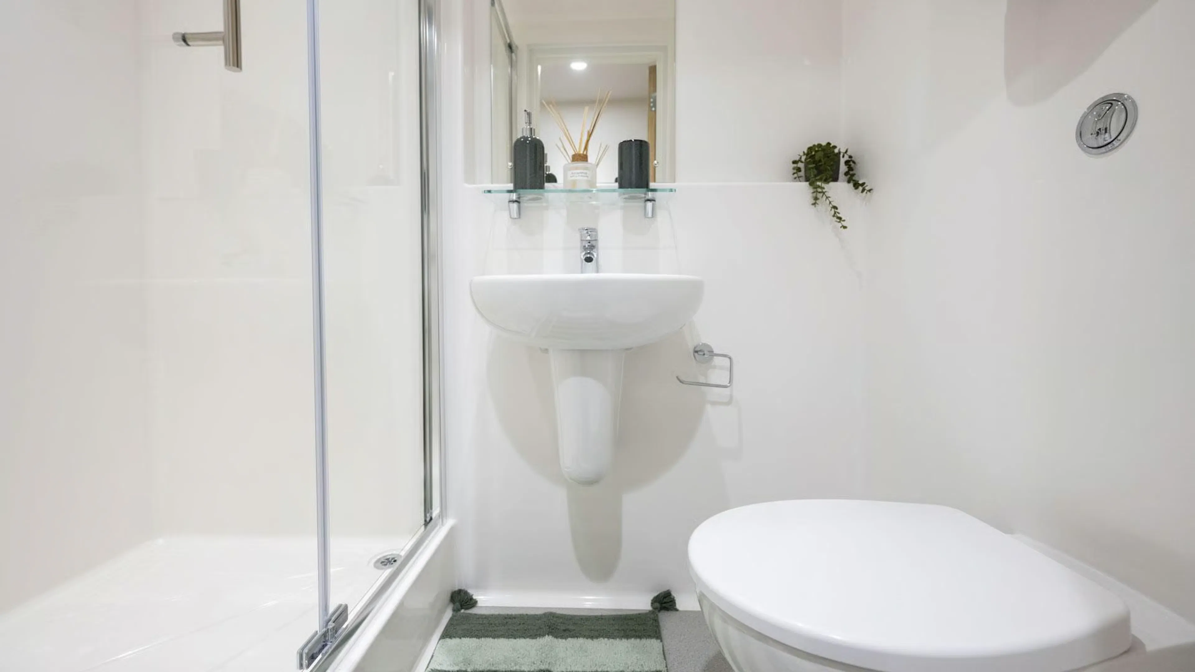 Classic En-Suite BATHROOM 3