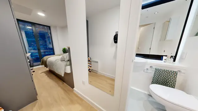 4 Bed Ensuite room image 2