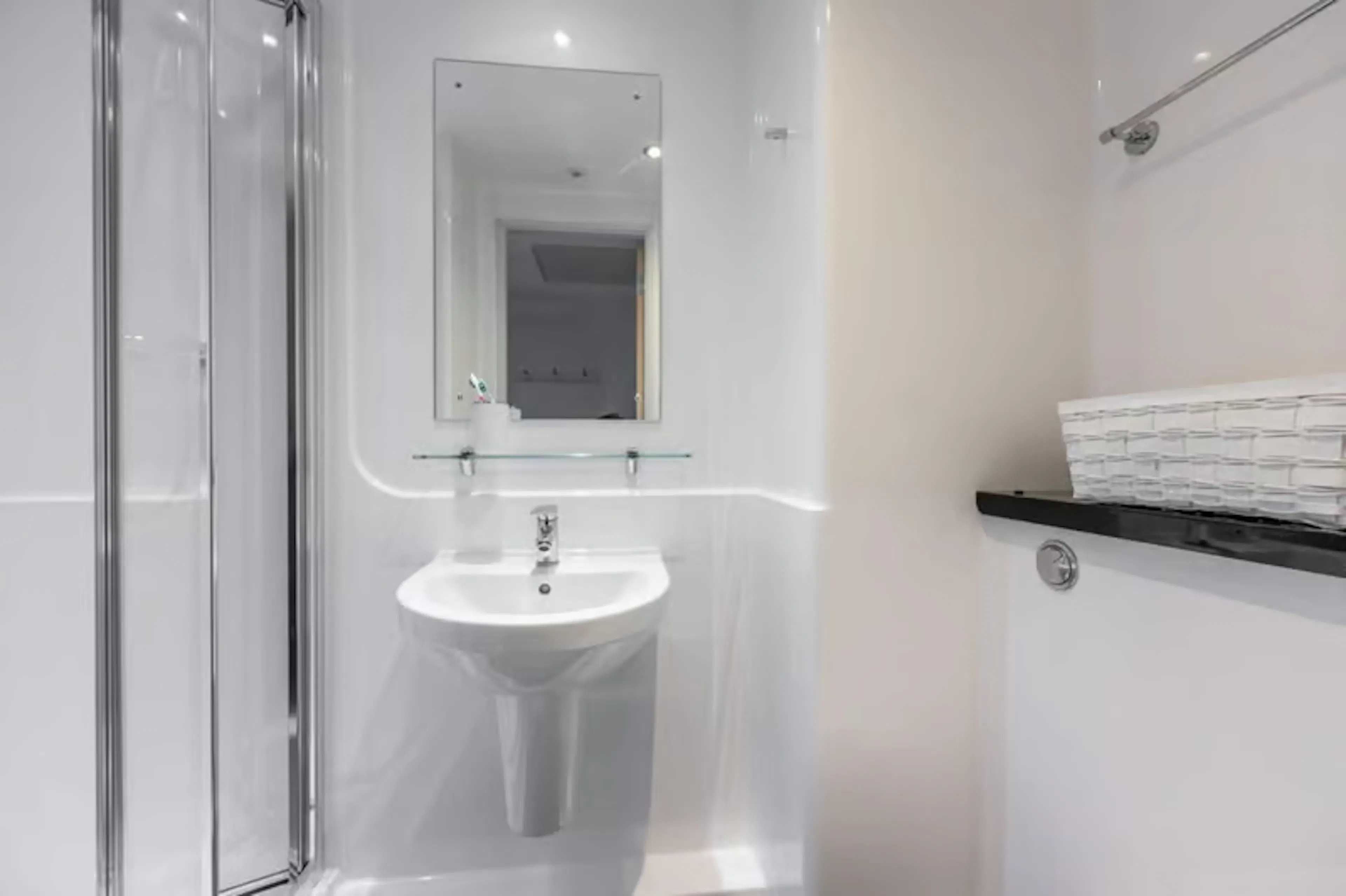 5/6 Bed Superior Ensuite BATHROOM 3