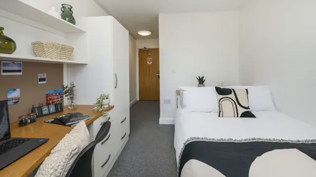 Premium Ensuite room image 2