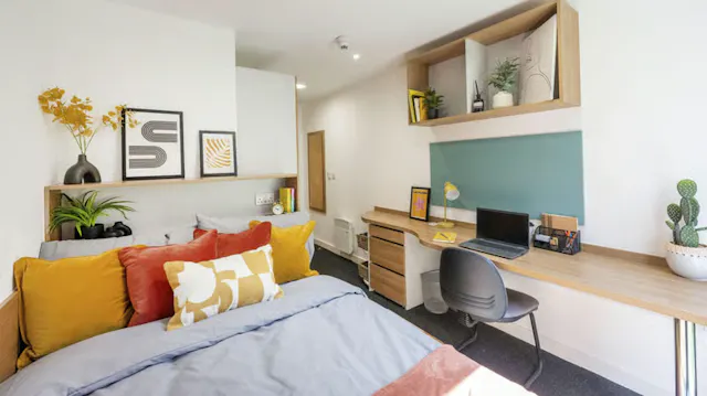 Silver Ensuite room image 2