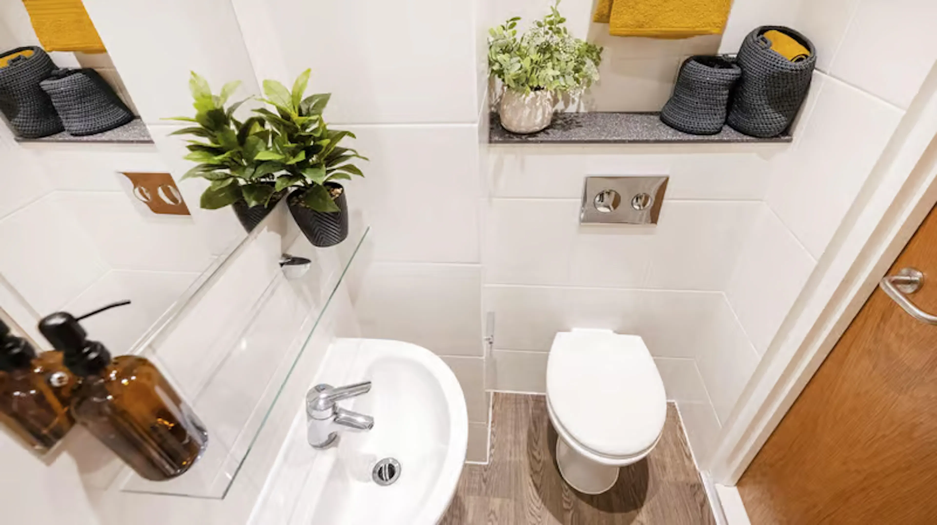 Silver Ensuite BATHROOM 4