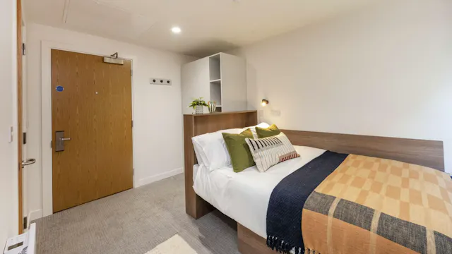 Classic Plus En-suite room image 2
