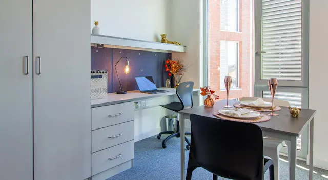 Canalside Studio room image 6