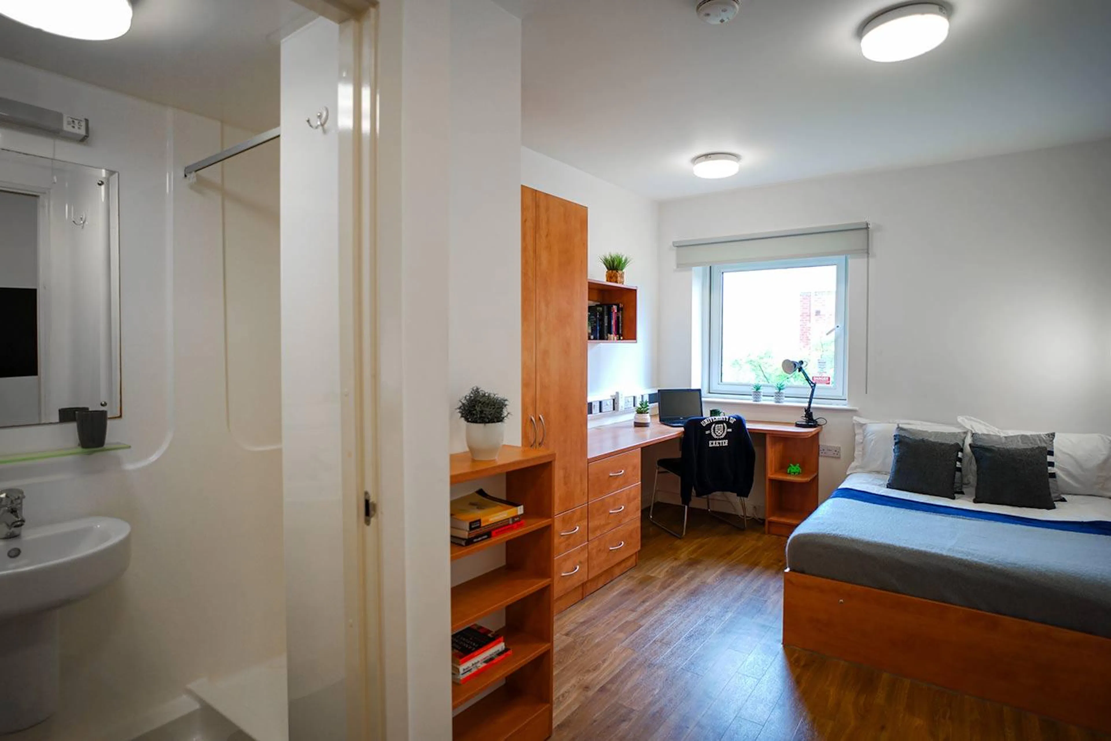 Ensuite-Gold ROOM 2
