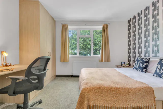 Five Bed Apartment room image 2