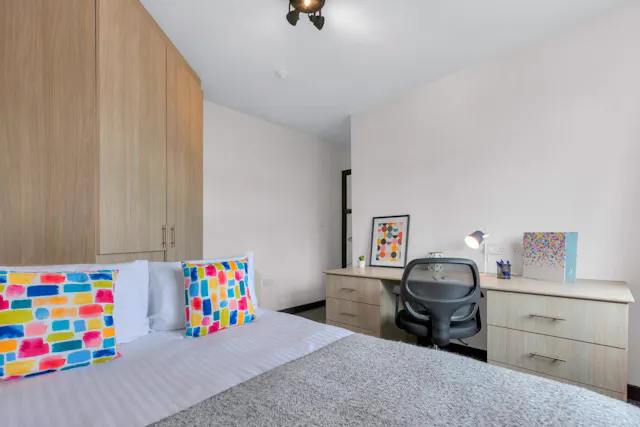 Five Bed Apartment room image 3